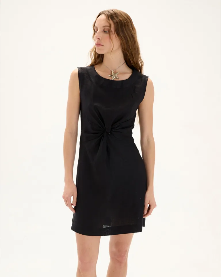 Vestido de lino de diseño minimalista con corte musculosa y drapeado sutil de Blue Sheep en Vestidos para argentina