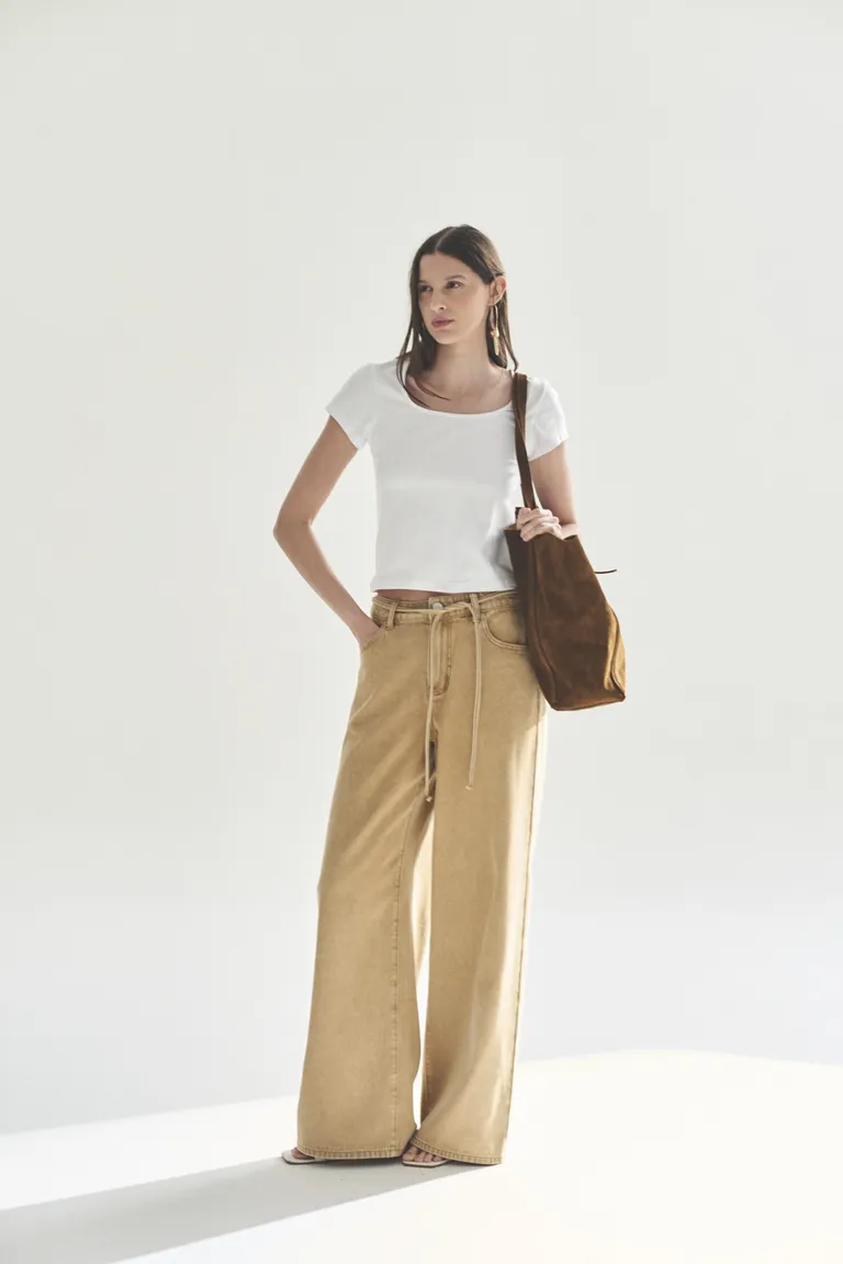 Remera de corte cuadrado en color blanco para mujer de Akiabara en Remeras para argentina