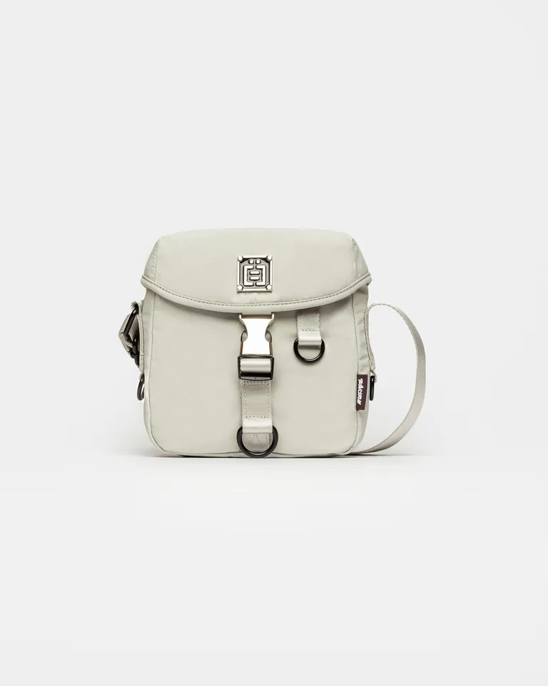 Bandolera en nylon de diseño minimalista y elegante de Prüne en Riñoneras para argentina