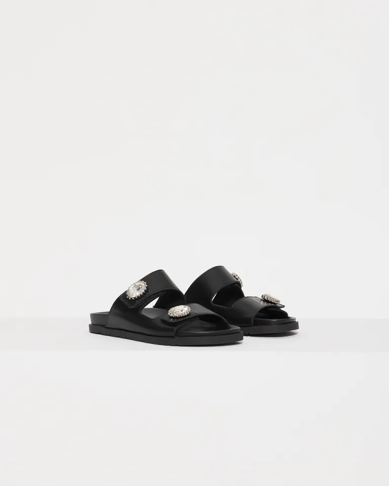 Sandalias de cuero negro con doble tira y detalles waves de Jazmin Chebar en Sandalias para argentina