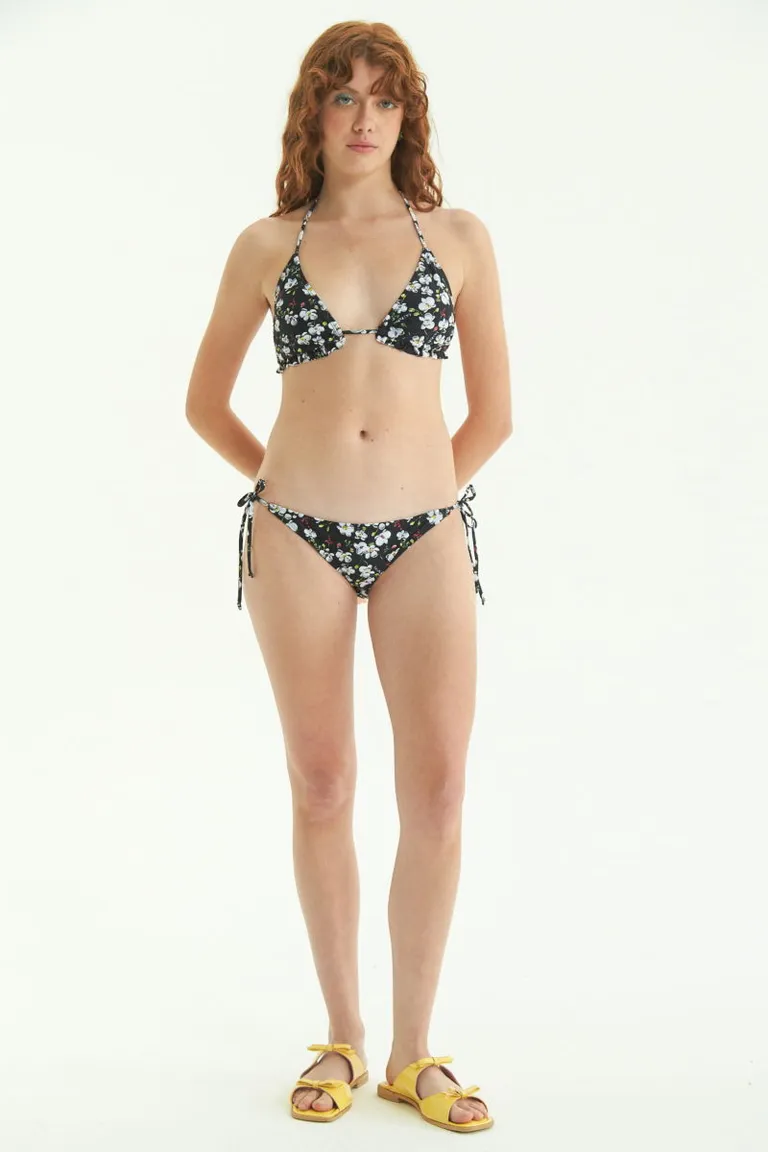 Bikini estampado con detalles en volados para lucir fresca y femenina en la temporada de verano de Las Pepas en Swimwear y Beachwear para argentina