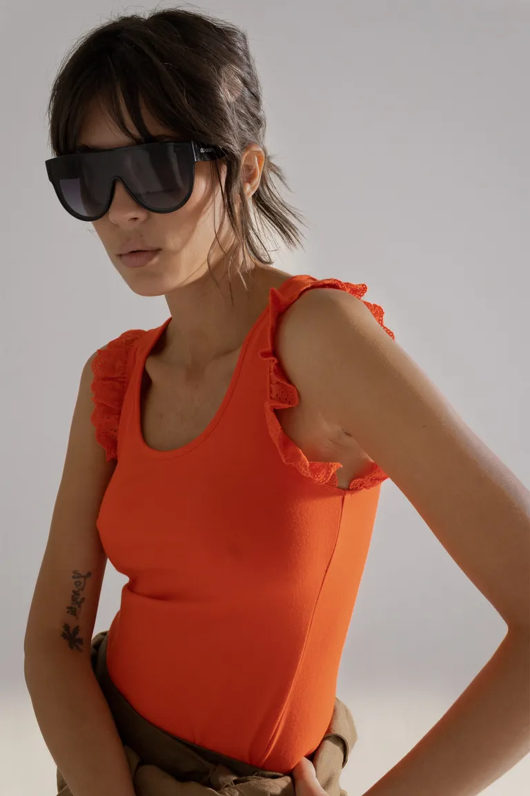 Remera de corte recto en color rojo para mujer de Akiabara en Remeras para argentina