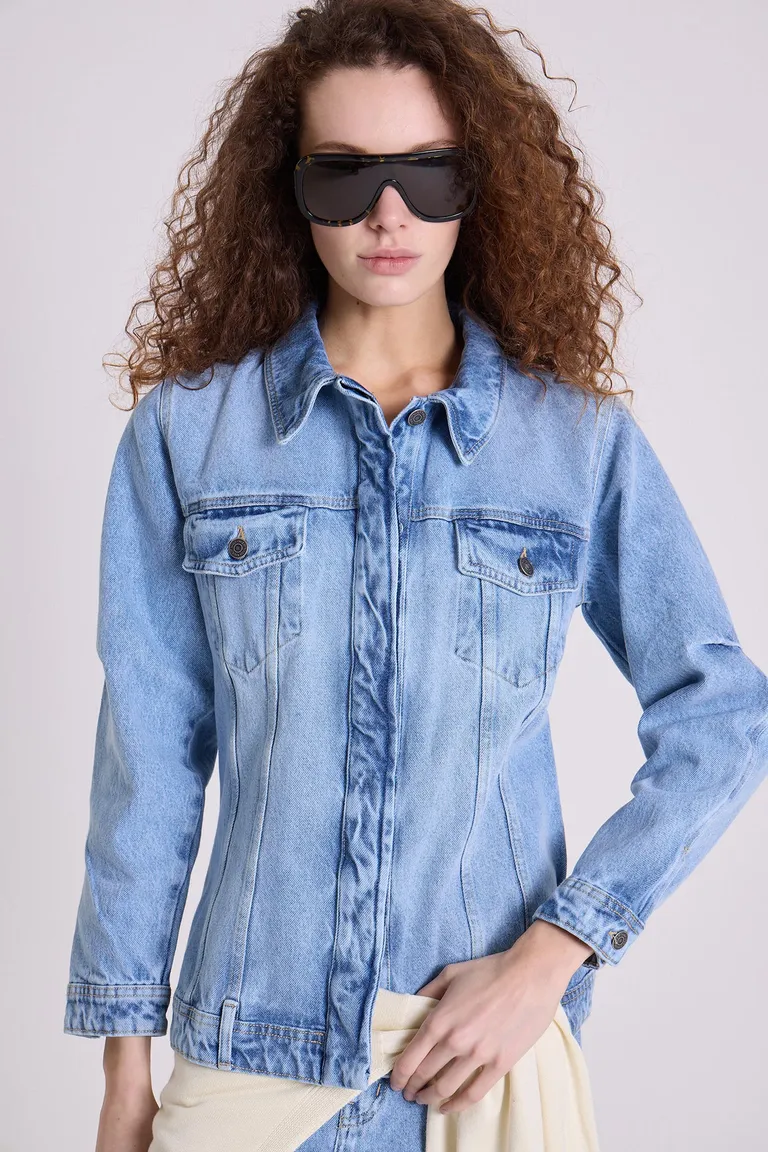 Chaqueta de denim entallada, con bolsillos y costuras que realzan la figura de Maria Cher en Chaquetas para argentina