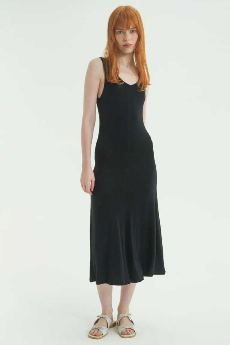 Vestido midi de punto negro con escote redondo y corte evasé de Las Pepas en Vestidos para argentina