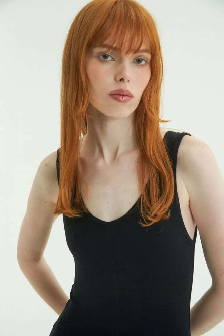Vestido midi de punto negro con escote redondo y corte evasé de Las Pepas en Vestidos para argentina