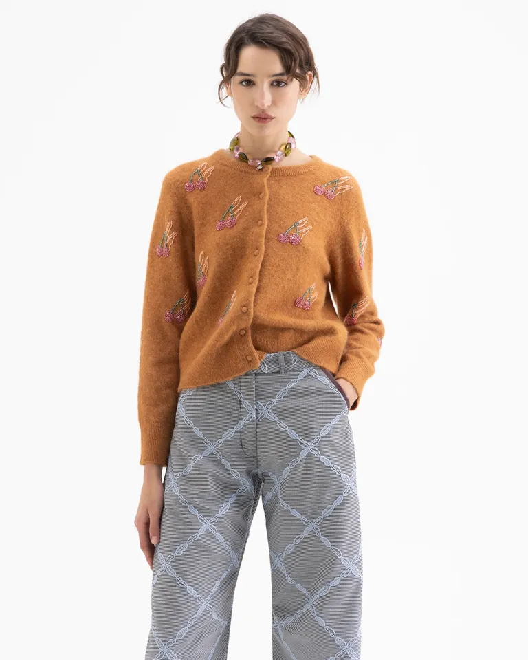 Cárdigan de mangas largas con bordados y cierre frontal de botones de Jazmin Chebar en Buzos y Sweaters para argentina