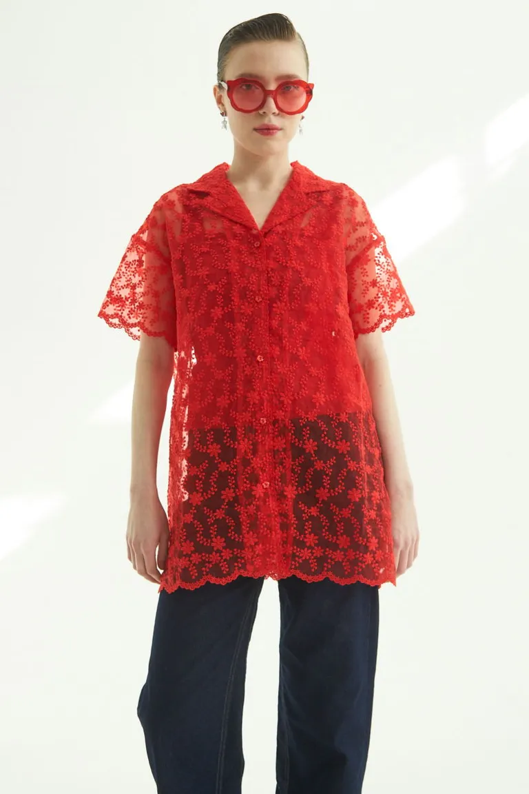Camisa oversize de manga corta con detalles florales y terminaciones onduladas en tela traslúcida de Las Pepas en Camisas para argentina