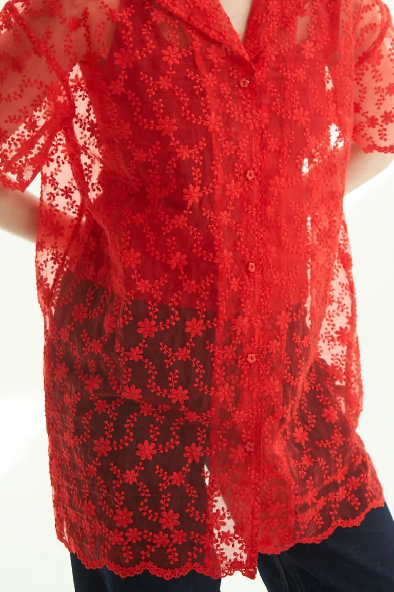 Camisa oversize de manga corta con detalles florales y terminaciones onduladas en tela traslúcida de Las Pepas en Camisas para argentina