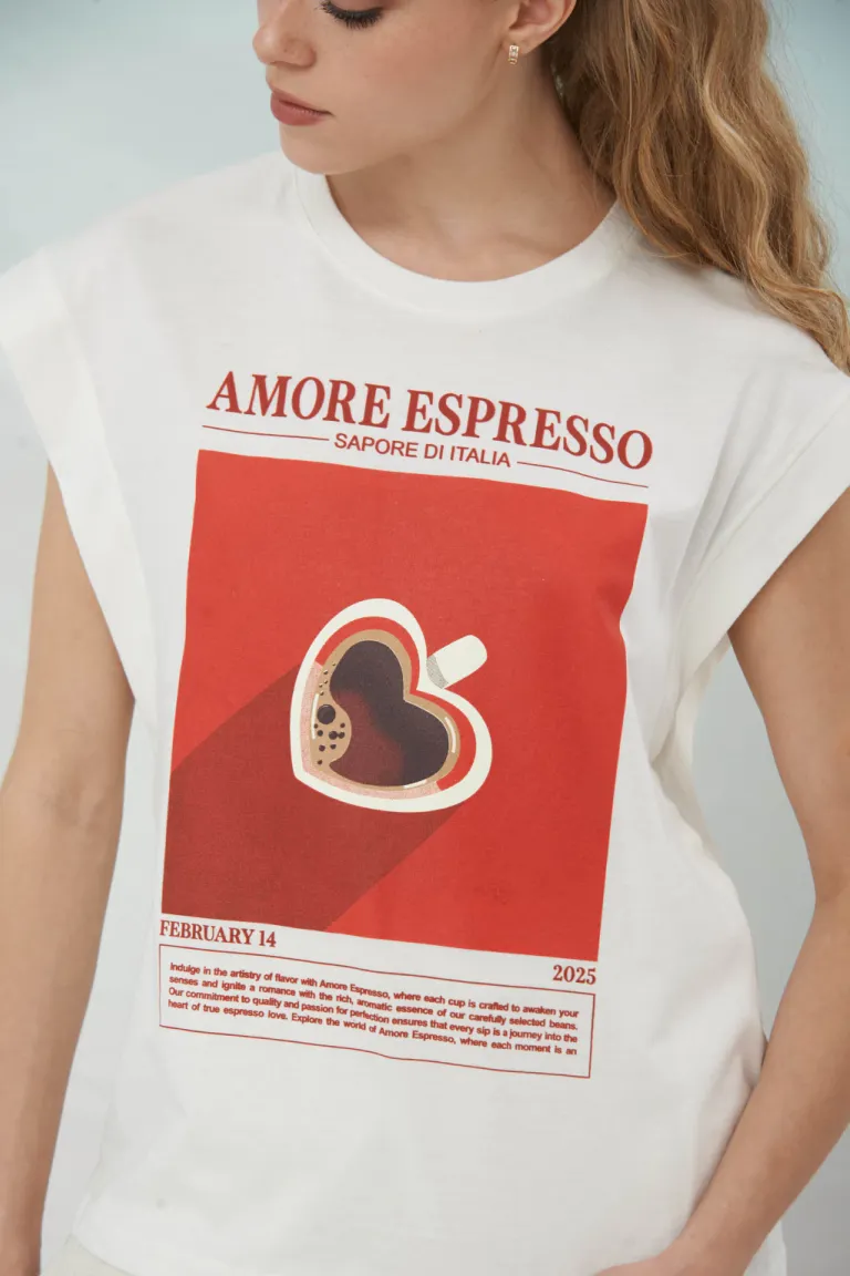 Remera blanca con estampado de corazón rojo 'Amore Espresso' de Apricot en Remeras para argentina