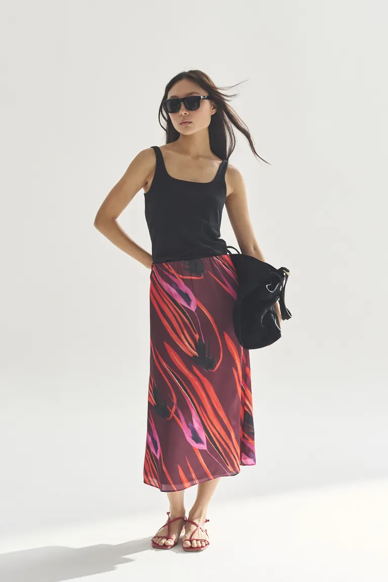 Top negro de tirantes, prenda básica y versátil para el guardarropa de mujer de Akiabara en Tops para argentina