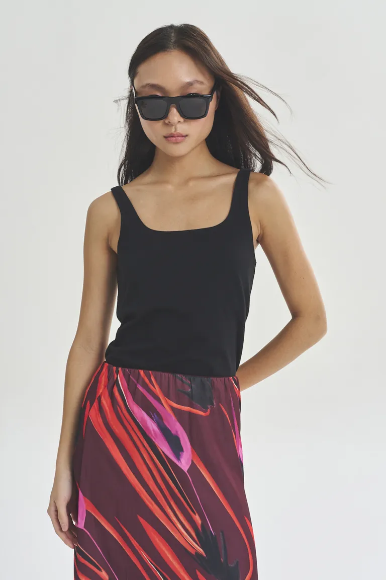 Top negro de tirantes, prenda básica y versátil para el guardarropa de mujer de Akiabara en Tops para argentina