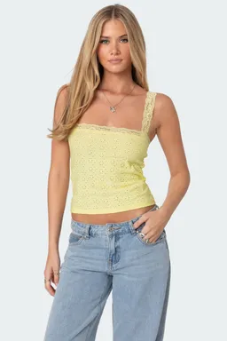 Musculosa ojalillos encaje virginia de Edikted en Tops para argentina
