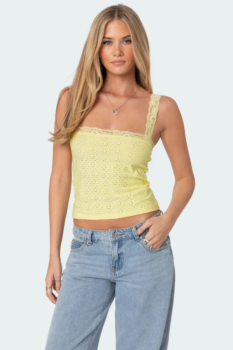 Musculosa ojalillos encaje virginia de Edikted en Tops para argentina