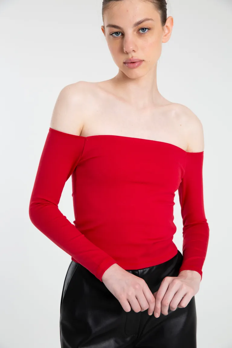 Top rojo de punto con hombros descubiertos y manga larga de Naíma en Tops para argentina