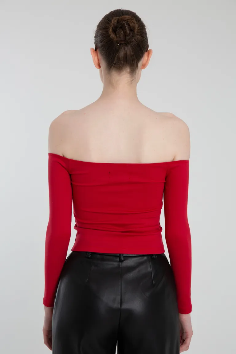 Top rojo de punto con hombros descubiertos y manga larga de Naíma en Tops para argentina