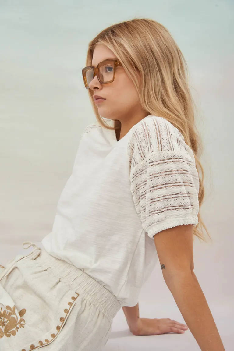 Remera blanca con bordados en mangas para mujer de Apricot en Remeras para argentina