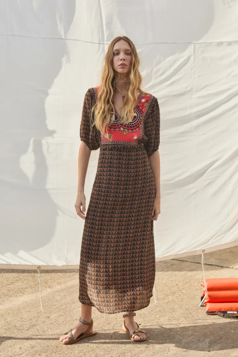 Vestido largo de viscosa estampada con detalles bordados y escote en V de Rapsodia en Vestidos para argentina