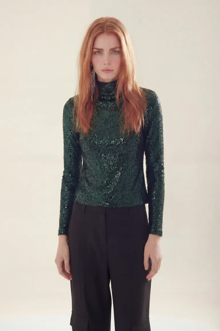 Remera de manga larga con cuello alto y textura brillante entallada para mujer de Akiabara en Remeras para argentina