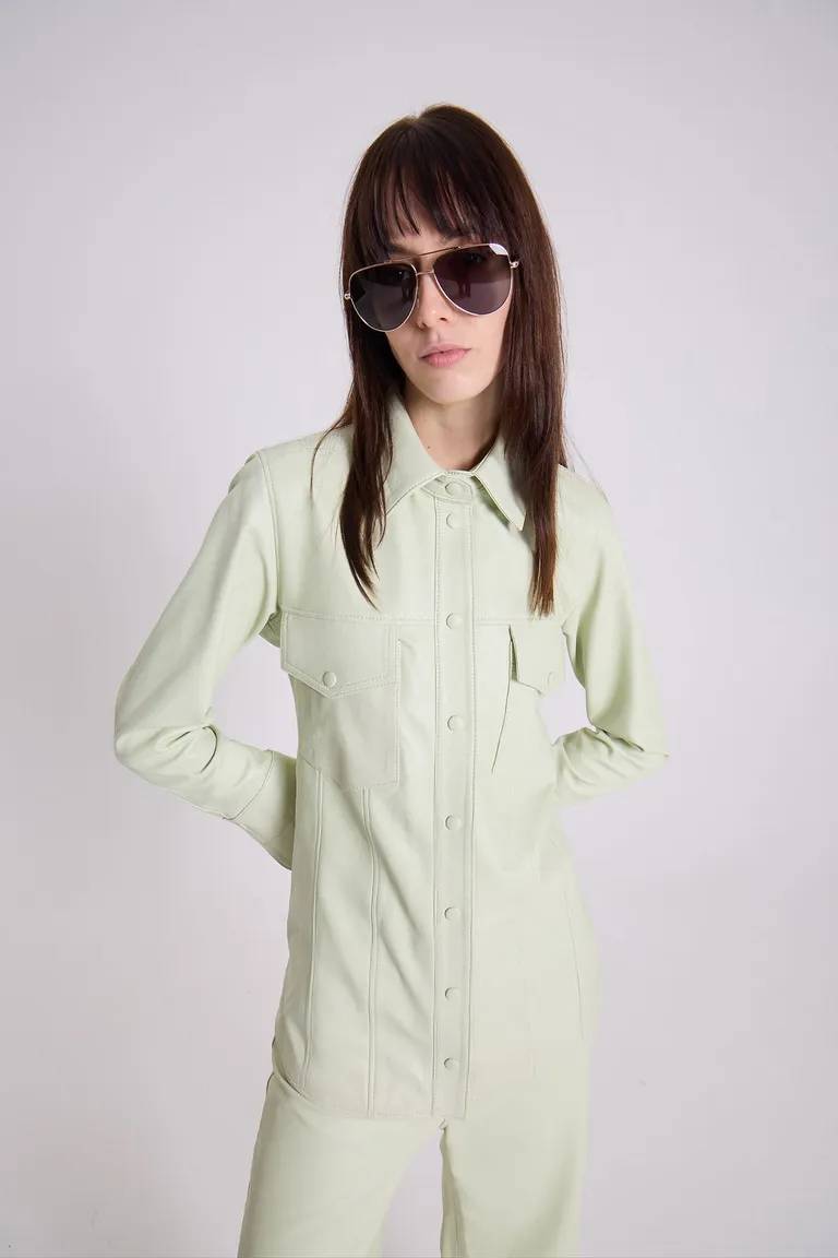 Camisa de piel de oveja con detalles en cuero y forro interior personalizado de Maria Cher en Camisas para argentina