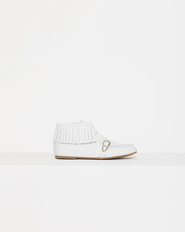 Botita acordonada de cuero vacuno con detalles de flecos y copete trenzado de Jazmin Chebar en Botas y Botinetas para argentina