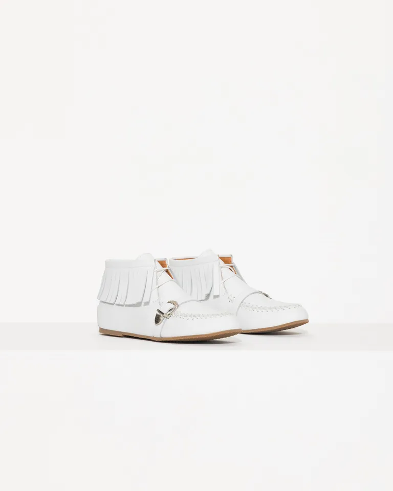 Botita acordonada de cuero vacuno con detalles de flecos y copete trenzado de Jazmin Chebar en Botas y Botinetas para argentina