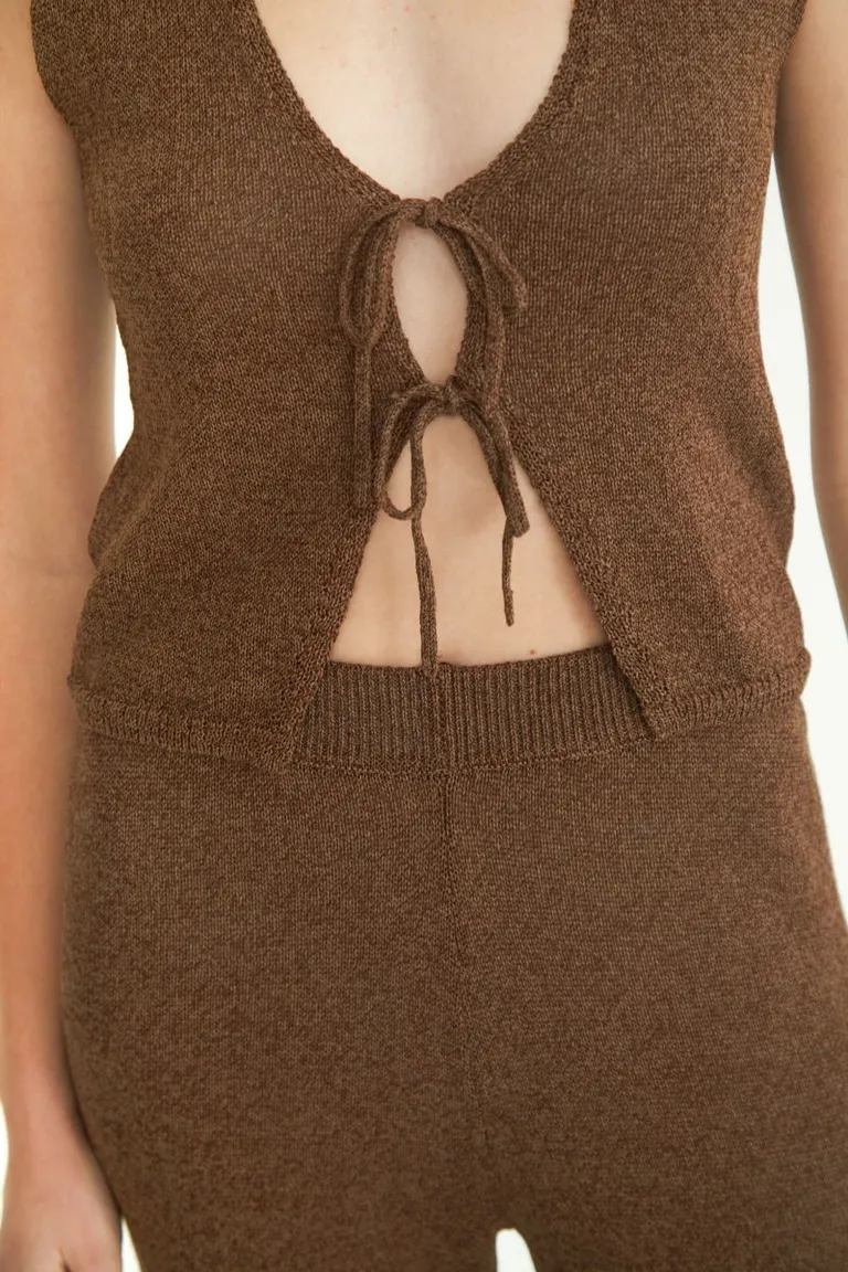 Top sin mangas con escote en V y diseño abierto al frente de Las Pepas en Tops para argentina