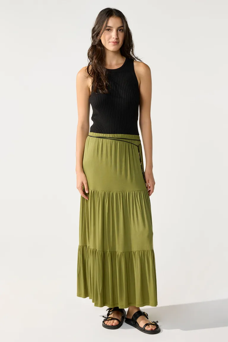 Falda midi oliva con cintura elástica y pliegues, prenda elegante y versátil para mujer de Cuesta Blanca en Faldas para argentina