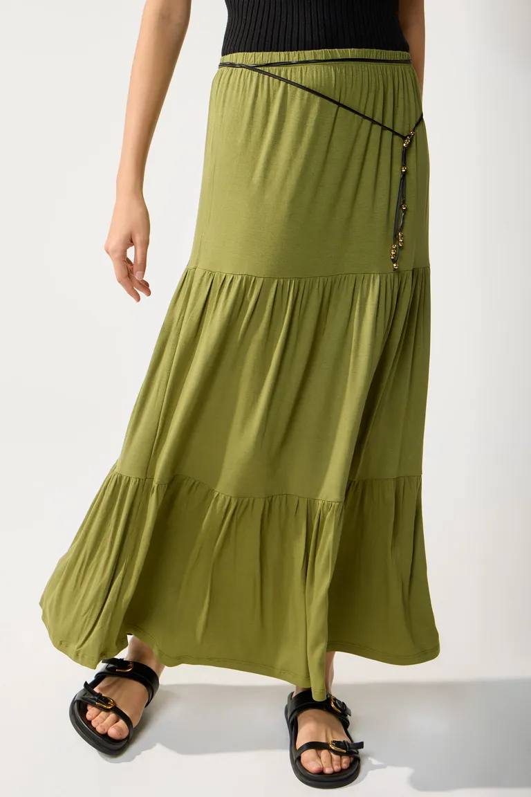 Falda midi oliva con cintura elástica y pliegues, prenda elegante y versátil para mujer de Cuesta Blanca en Faldas para argentina