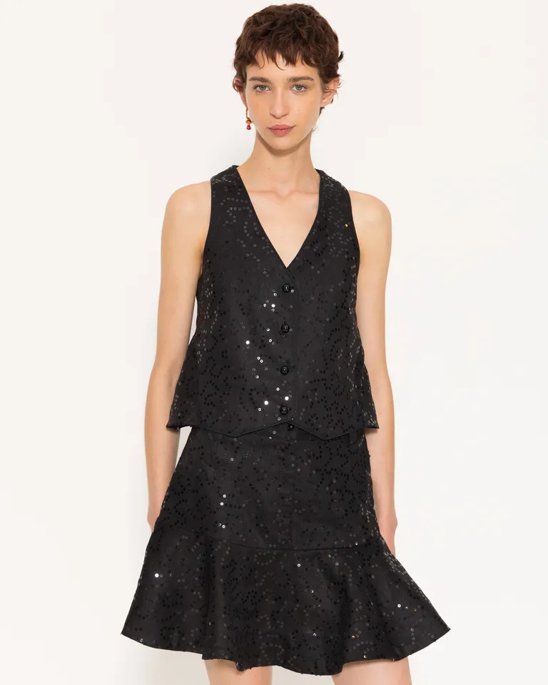 Vestido corto negro de diseño con lentejuelas bordadas y volado en la falda de Jazmin Chebar en Vestidos para argentina