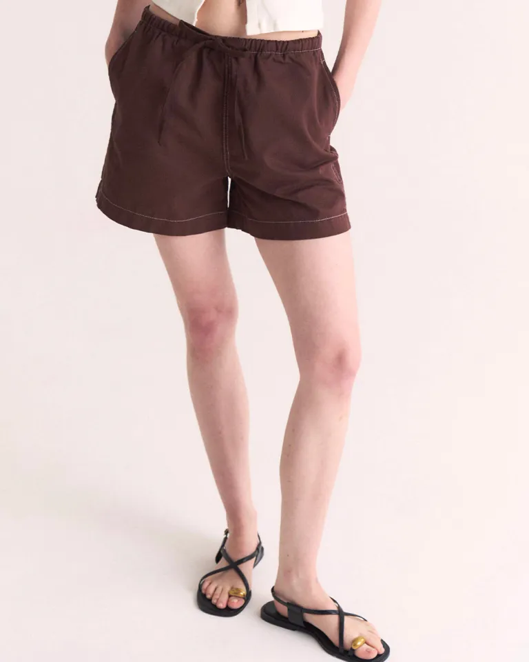 Shorts corto de gabardina marrón con bolsillos y aberturas laterales de Sky en Shorts para argentina