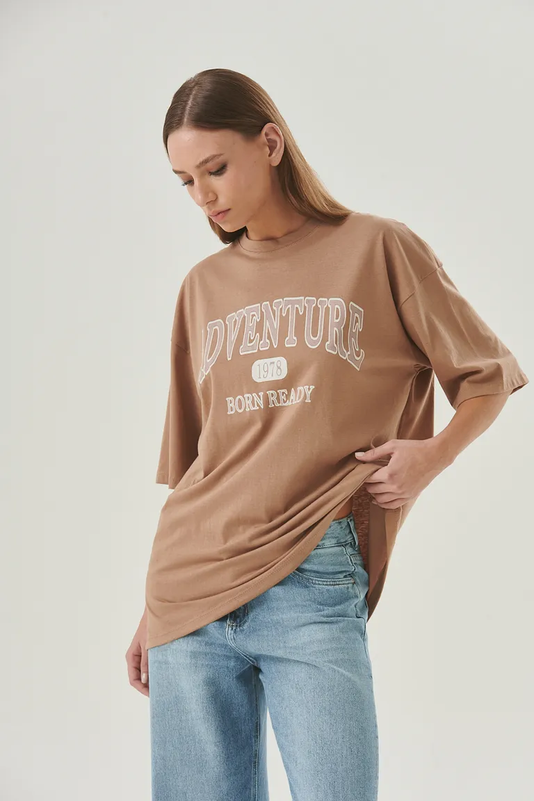 Remera oversize en algodón con estampado gráfico para un look casual y urbano de Sweet en Remeras para argentina