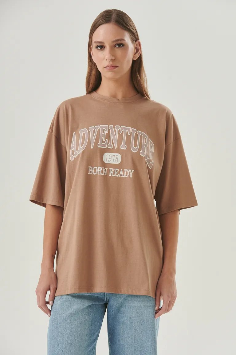 Remera oversize en algodón con estampado gráfico para un look casual y urbano de Sweet en Remeras para argentina