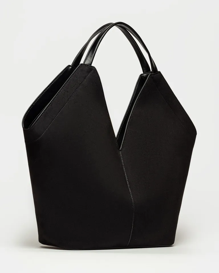 Bolso estilo shopper con diseño geométrico y organizador interno desmontable de Prüne en Bolsos y Carteras para argentina