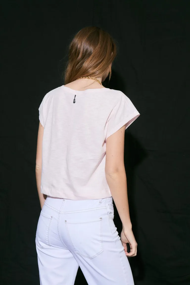 Remera de algodón con estampa llamativa y corte crop para mujer de Allo Martinez en Remeras para argentina