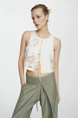 Top lino detalles calados de Mango en Tops para argentina