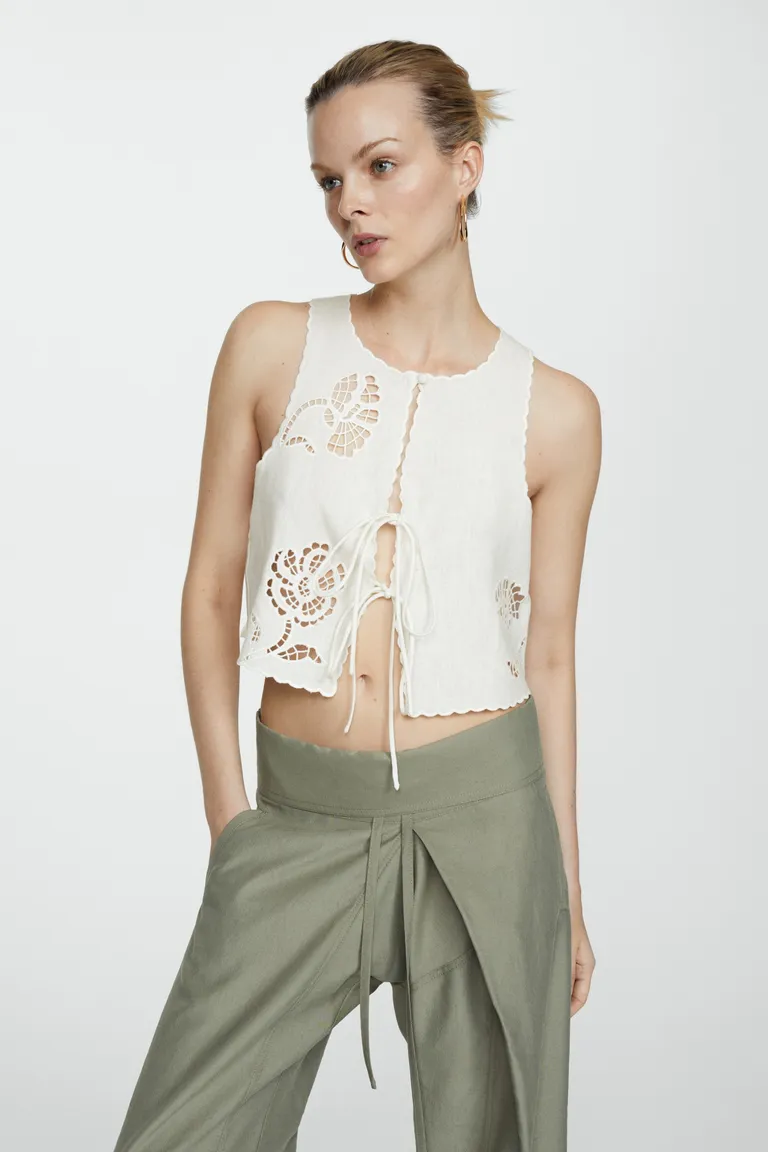 Top lino detalles calados de Mango en Tops para argentina