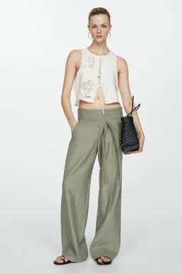 Top lino detalles calados de Mango en Tops para argentina