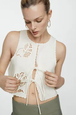 Top lino detalles calados de Mango en Tops para argentina