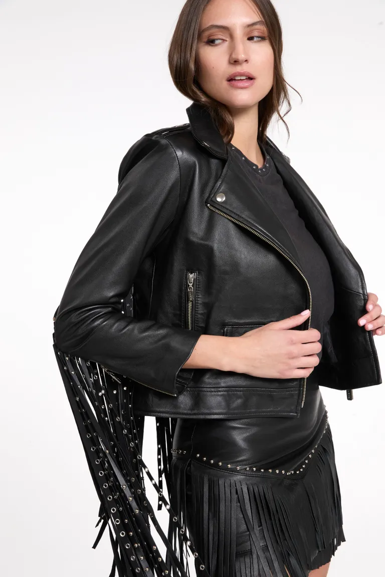 Chaqueta de cuero negra con flecos y remaches de Justaosadia en Chaquetas para argentina