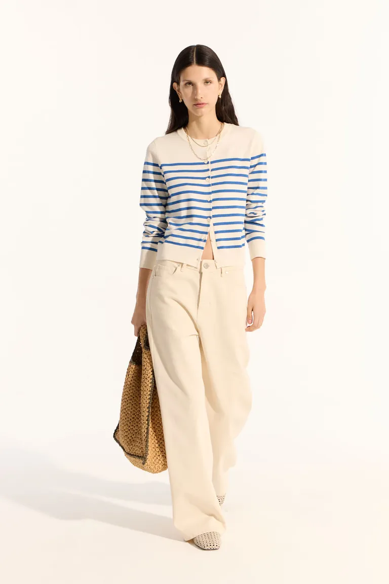 Cardigan de línea básica con detalles sofisticados, ideal para looks versátiles de Portsaid en Buzos y Sweaters para argentina