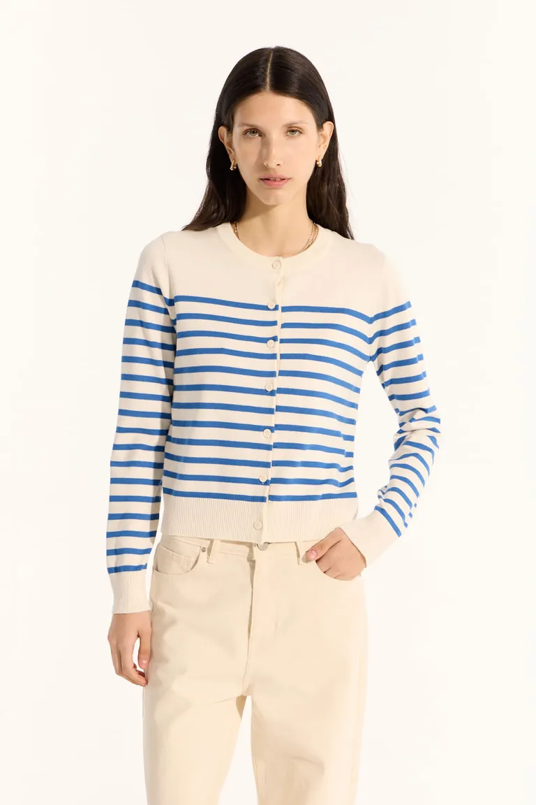 Cardigan de línea básica con detalles sofisticados, ideal para looks versátiles de Portsaid en Buzos y Sweaters para argentina