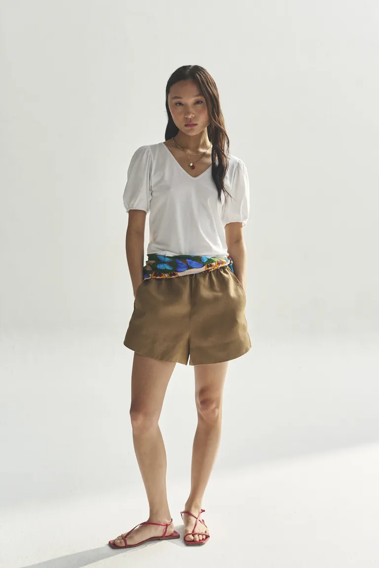 Remera de cuello en V para mujer, prenda básica y versátil para looks informales de Akiabara en Remeras para argentina