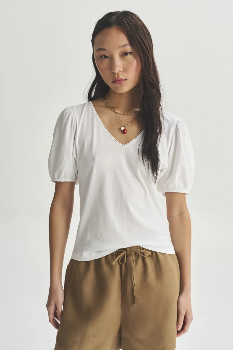 Remera de cuello en V para mujer, prenda básica y versátil para looks informales de Akiabara en Remeras para argentina