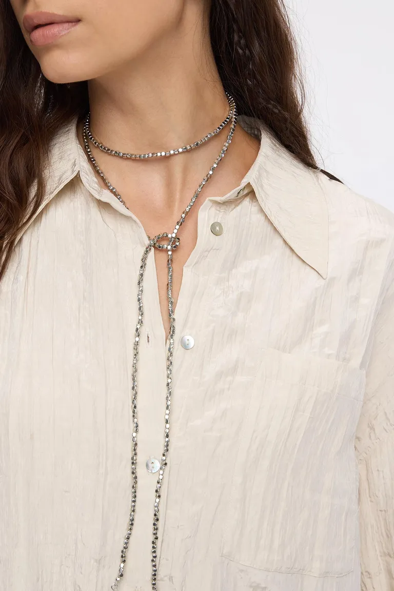 Camisa de mujer con cuello solapa, manga larga y textura arrugada con cierre de botones de Cuesta Blanca en Camisas para argentina