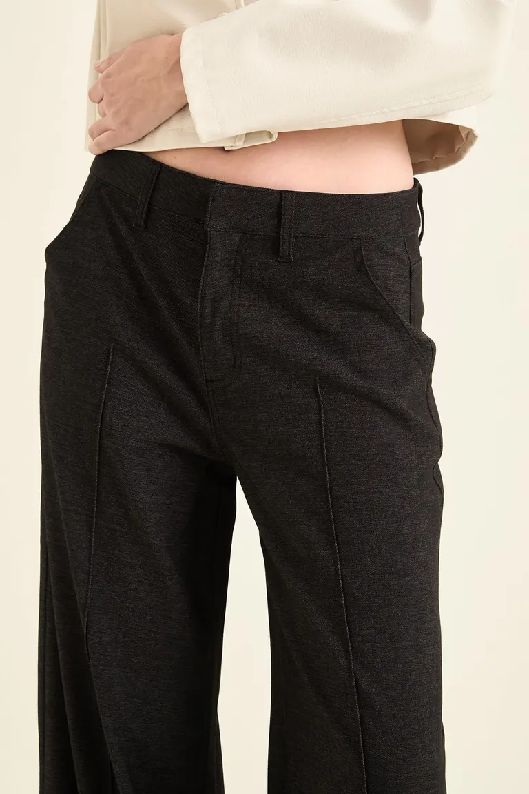 Pantalón sastrero de tiro medio con corte recto y pierna ancha con presillas para cinturón de Cuesta Blanca en Pantalones para argentina