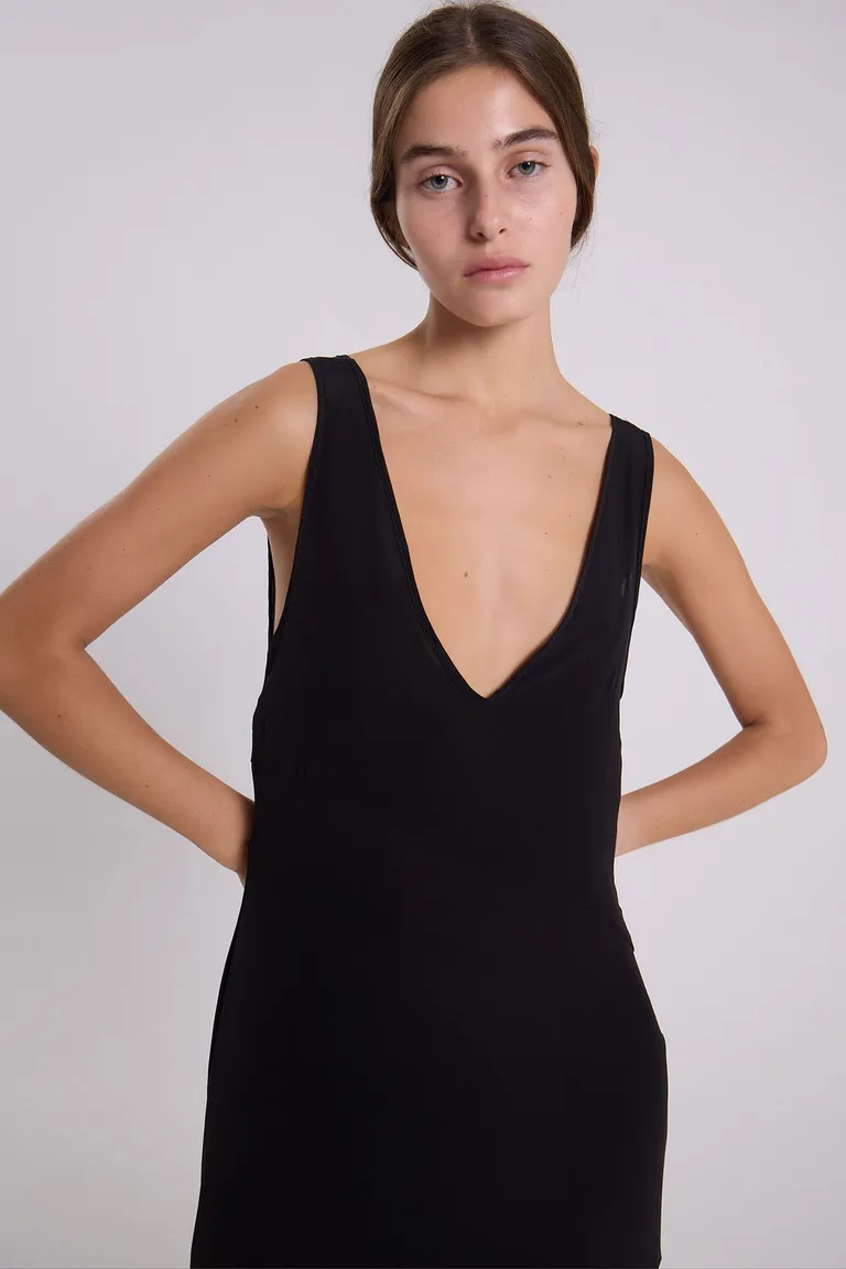 Sofisticado vestido de seda negro de corte midi con escote en V de Maria Cher en Vestidos para argentina