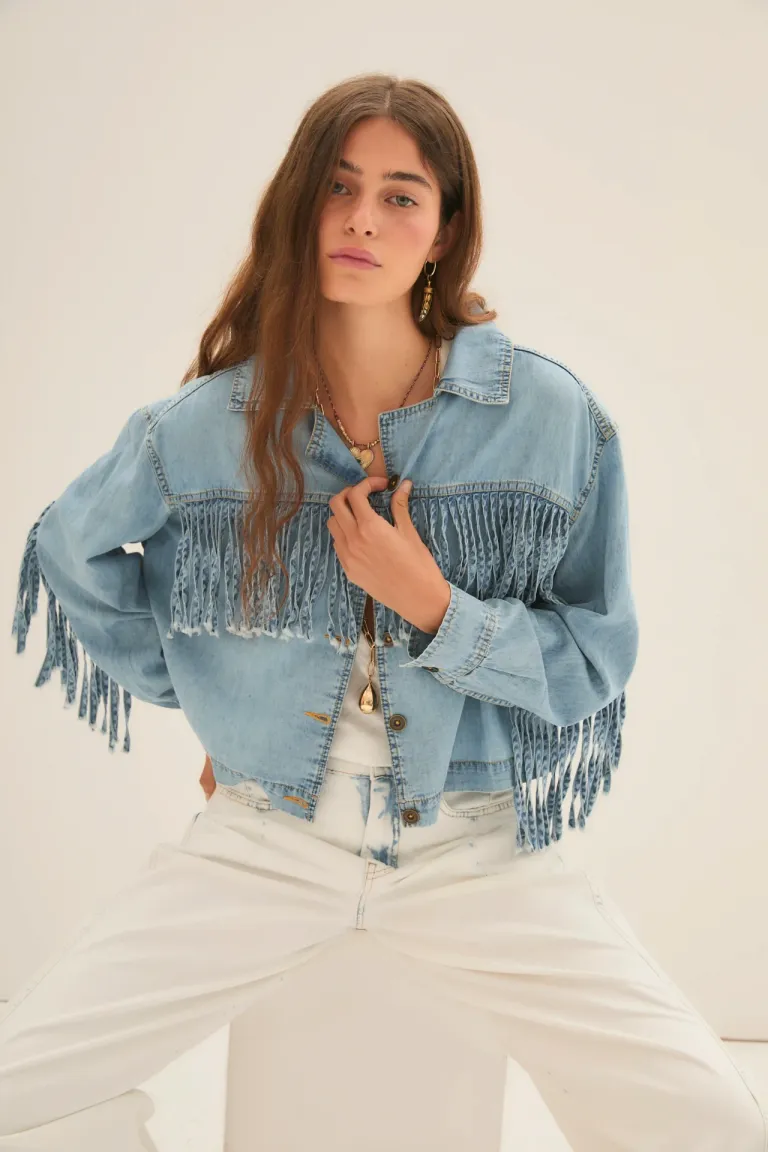 Campera de denim con flecos, un diseño versátil y de tendencia para el público femenino de Rapsodia en Chaquetas para argentina