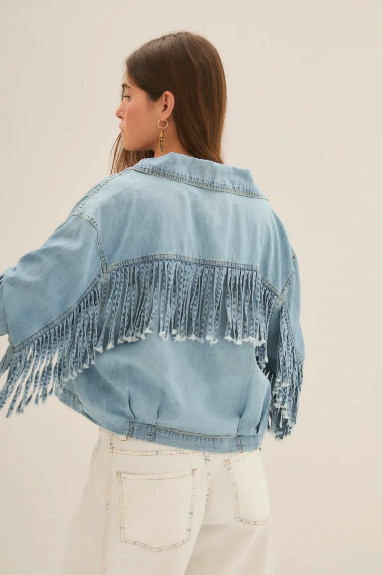 Campera de denim con flecos, un diseño versátil y de tendencia para el público femenino de Rapsodia en Chaquetas para argentina