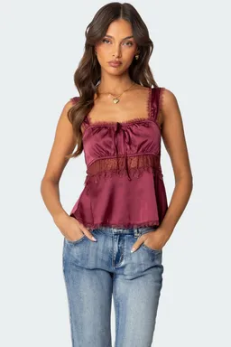 Top satinado loryn detalle encaje de Edikted en Tops para argentina