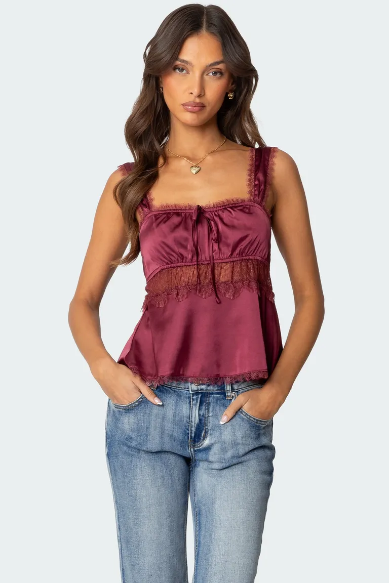 Top satinado loryn detalle encaje de Edikted en Tops para argentina